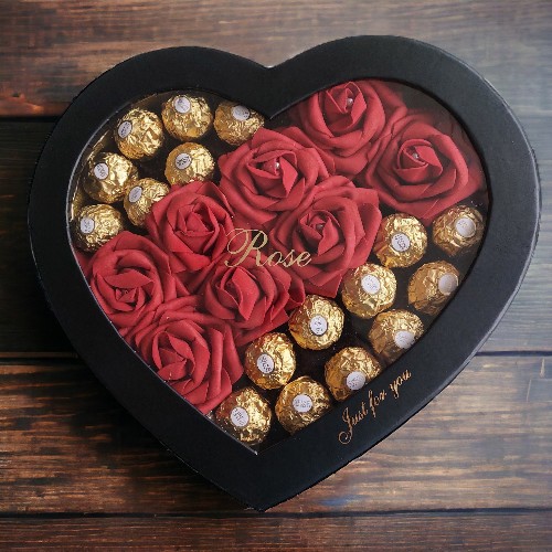 Hart met Ferrero Rocher, rode foam rozen, zwarte hartvormige geschenkdoos